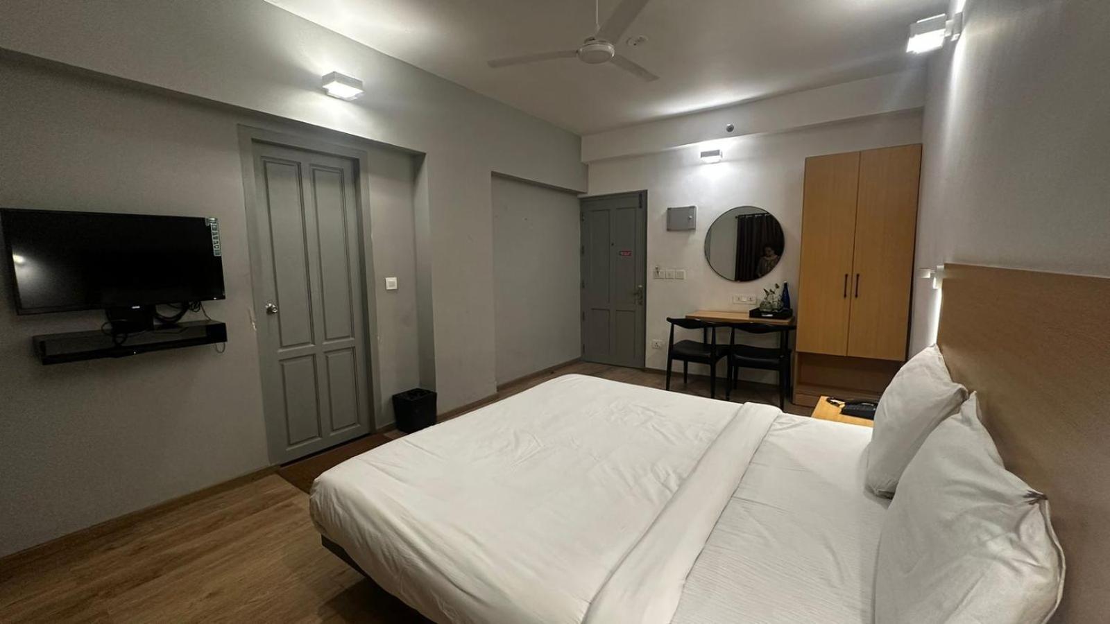 Hotel B R Regency Thiruvananthapuram Buitenkant foto